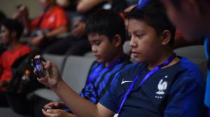 Salah satu peserta workshop saat merekam pertandingan Taekwondo di Asian Games 2018 menggunakan Samsung Galaxy J Series