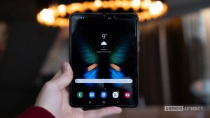 Samsung-Galaxy-Fold-tablet-mode-in-hand